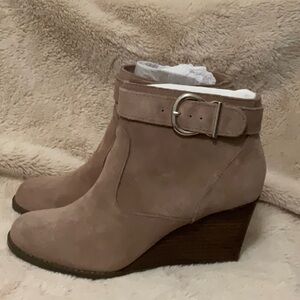 NIB Sole Society So-Peytal Suede 3” Wedge Booties in Shell, Size 8M